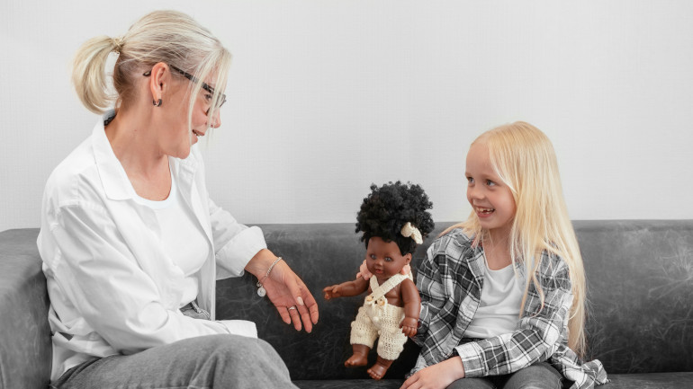 Jouet inclusif poupée de couleur noire